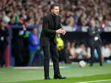 Atléticos Trainer Diego Simeone stichelt gegen seinen ehemaligen Torwart. - Foto: Bernat Armangue/AP