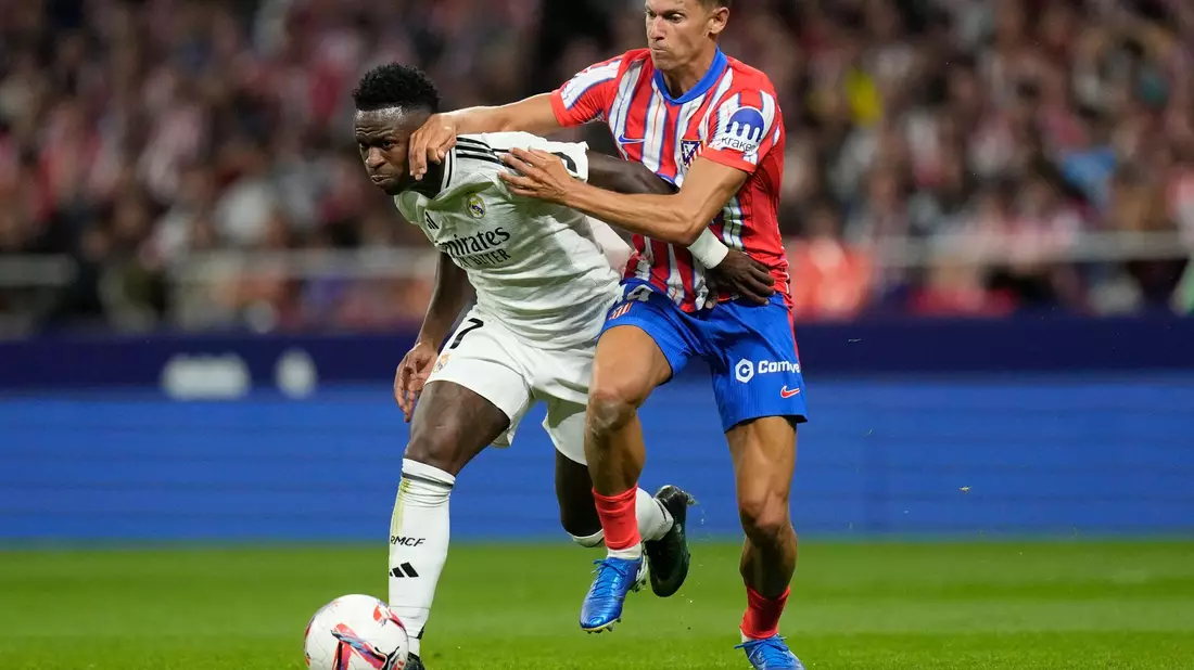 Kämpfen um den Sieg im Stadtderby von Madrid: Reals Vinicius Junior (l) und Atleticos Marcos Llorente. - Bild: Bernat Armangue/AP
