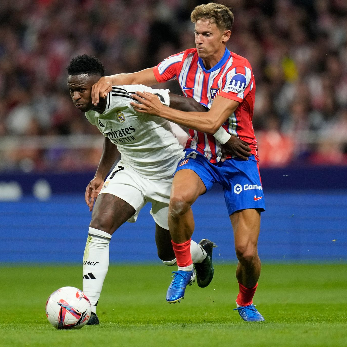 Kämpfen um den Sieg im Stadtderby von Madrid: Reals Vinicius Junior (l) und Atleticos Marcos Llorente. - Foto: Bernat Armangue/AP