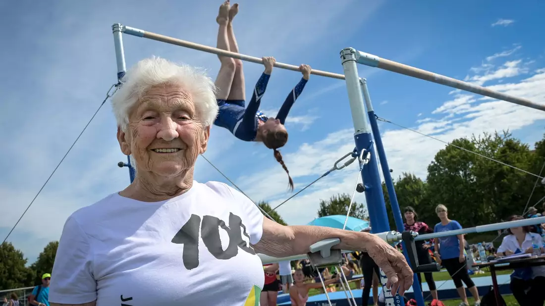 Die 98-jährige Johanna Quaas lebt, was Altersforscher raten: Teilhabe hält jung. (Archivbild) - Bild: Heiko Rebsch/dpa