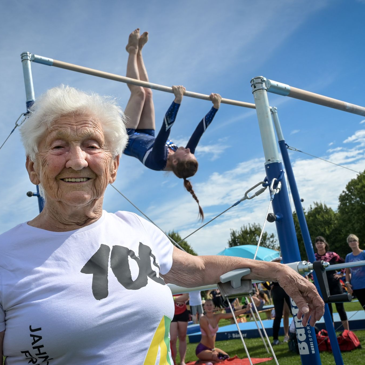 Die 98-jährige Johanna Quaas lebt, was Altersforscher raten: Teilhabe hält jung. (Archivbild) - Foto: Heiko Rebsch/dpa