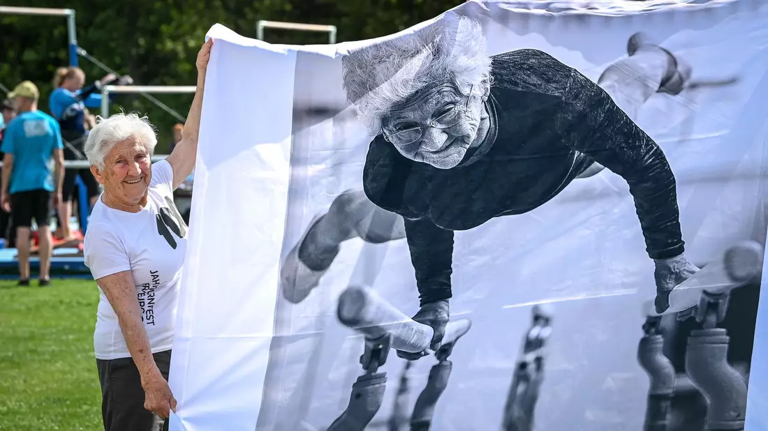 Johanna Quaas (98) hat es schriftlich im Guinness-Buch der Rekorde: 2012 war sie die älteste Wettkampfturnerin der Welt. (Archivbild) - Bild: Heiko Rebsch/dpa