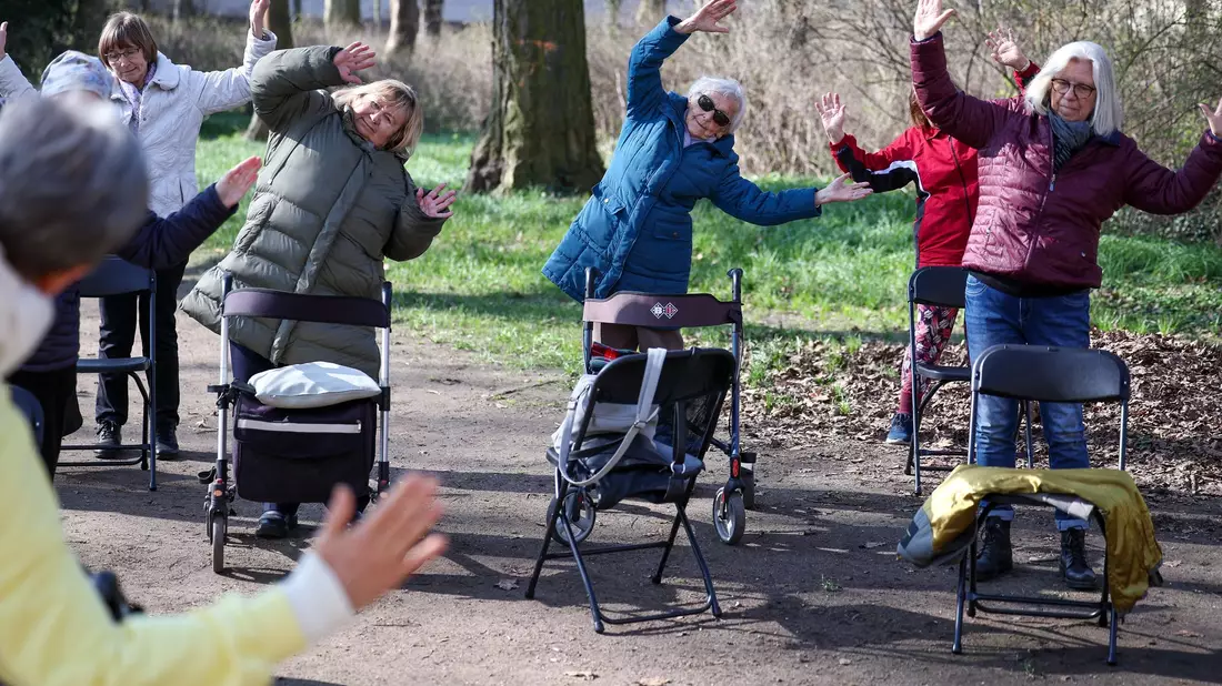 Ein wenig geht immer: Seniorinnen beim Rollator-Yoga im Schlosspark Köthen (Sachsen-Anhalt). (Archivbild) - Bild: Jan Woitas/dpa