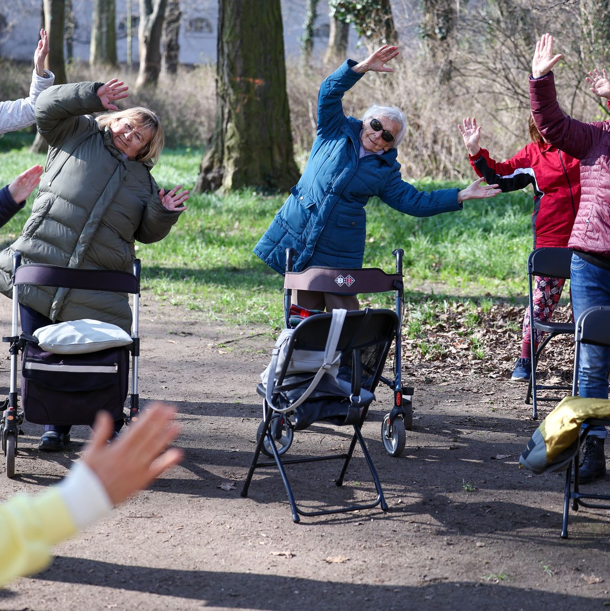 Ein wenig geht immer: Seniorinnen beim Rollator-Yoga im Schlosspark Köthen (Sachsen-Anhalt). (Archivbild) - Foto: Jan Woitas/dpa