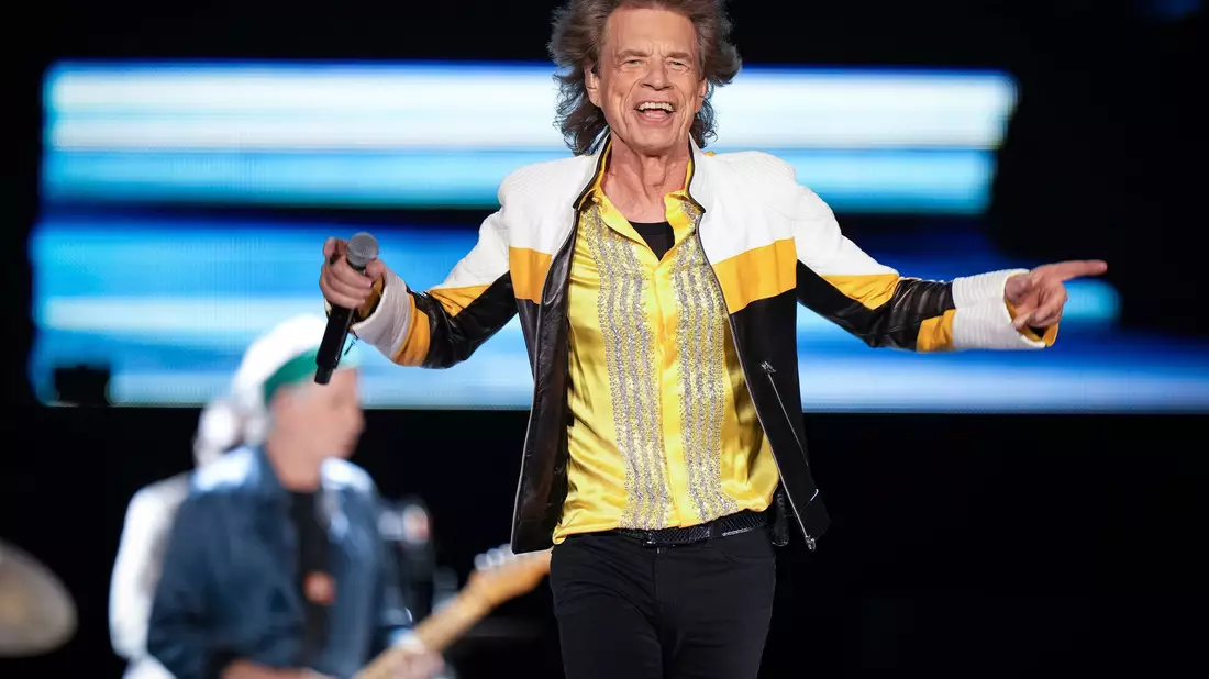 Rolling-Stones-Sänger Mick Jagger rockt mit 80 bei der jüngsten Tour in Vancouver ab. Inzwischen ist er 81. (Archivbild) - Bild: DARRYL DYCK/The Canadian Press/AP/dpa