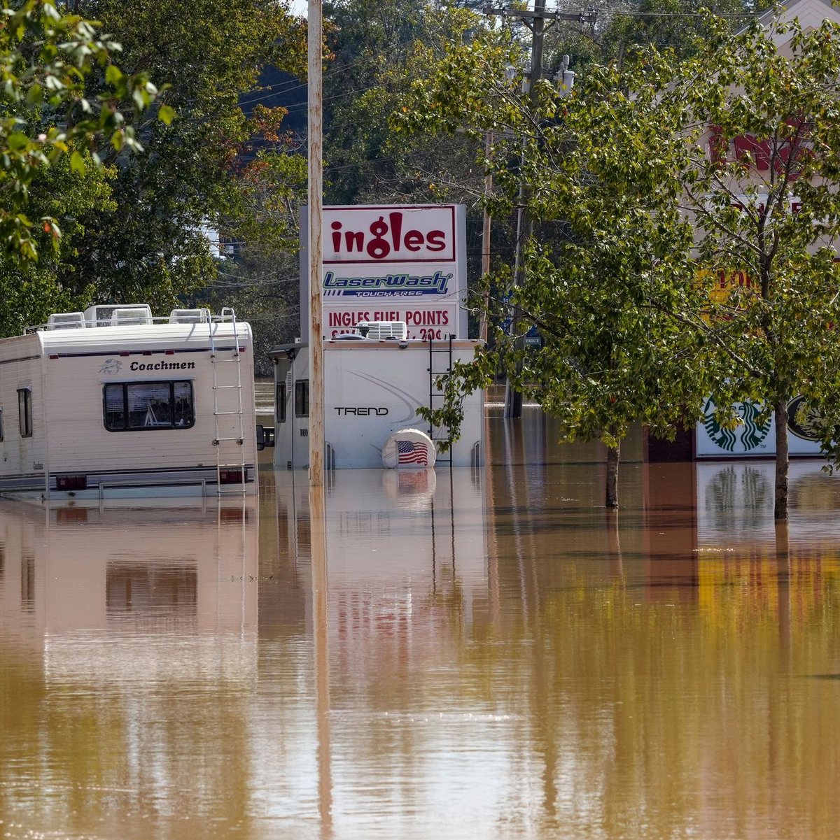 Der Bundesstaat North Carolina ist von den Folgen des Sturms besonders hart betroffen. - Foto: Kathy Kmonicek/AP/dpa