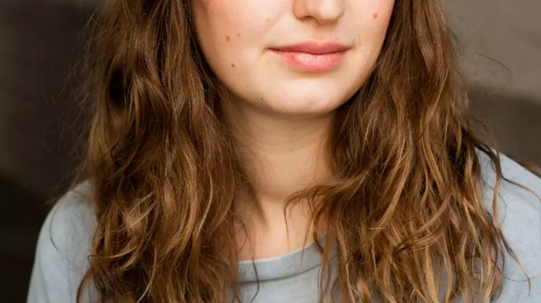 Dana Vowinckel erhält den mit 15.000 Euro dotierten Buchpreis Familienroman 2024 der Stiftung Ravensburger Verlag für ihren Roman Gewässer im Ziplock - Bild: presseportal.de