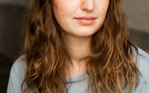 Dana Vowinckel erhält den mit 15.000 Euro dotierten Buchpreis Familienroman 2024 der Stiftung Ravensburger Verlag für ihren Roman Gewässer im Ziplock - Foto: presseportal.de