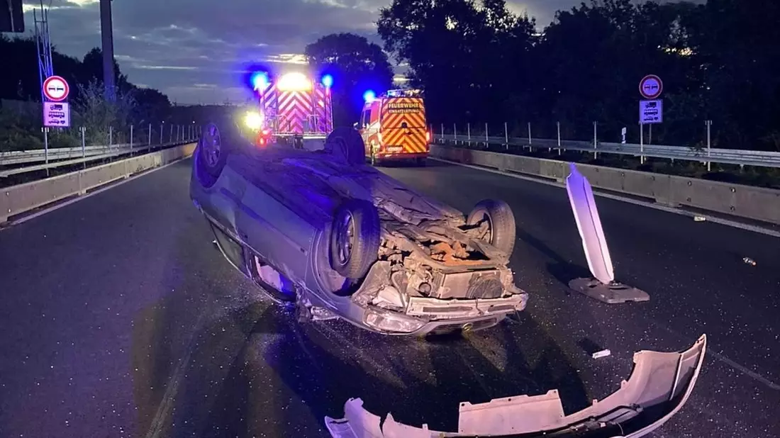 FW-OB: PKW überschlägt sich auf A42 - Bild: presseportal.de