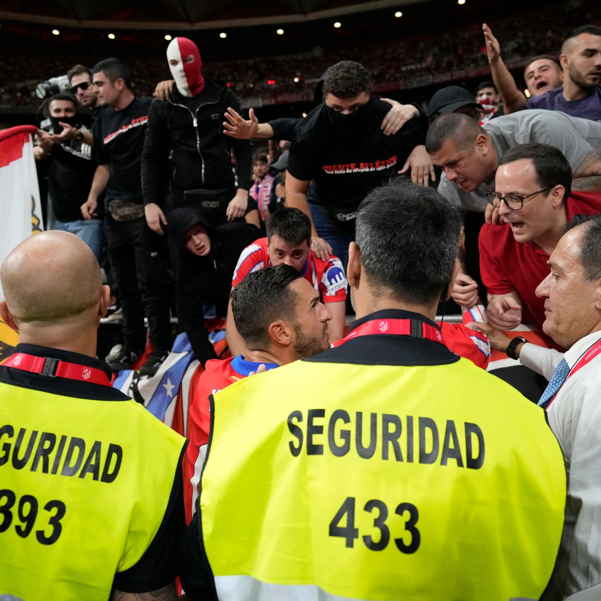 Auf den Rängen war die Stimmung aufgeheizt. - Foto: Bernat Armangue/AP/dpa