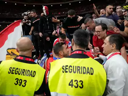 Einige Real-Stars provozierten mit ihren Gesten und ihrem Jubel die Atlético-Fans - und wurden nun bestraft. - Foto: Bernat Armangue/AP/dpa