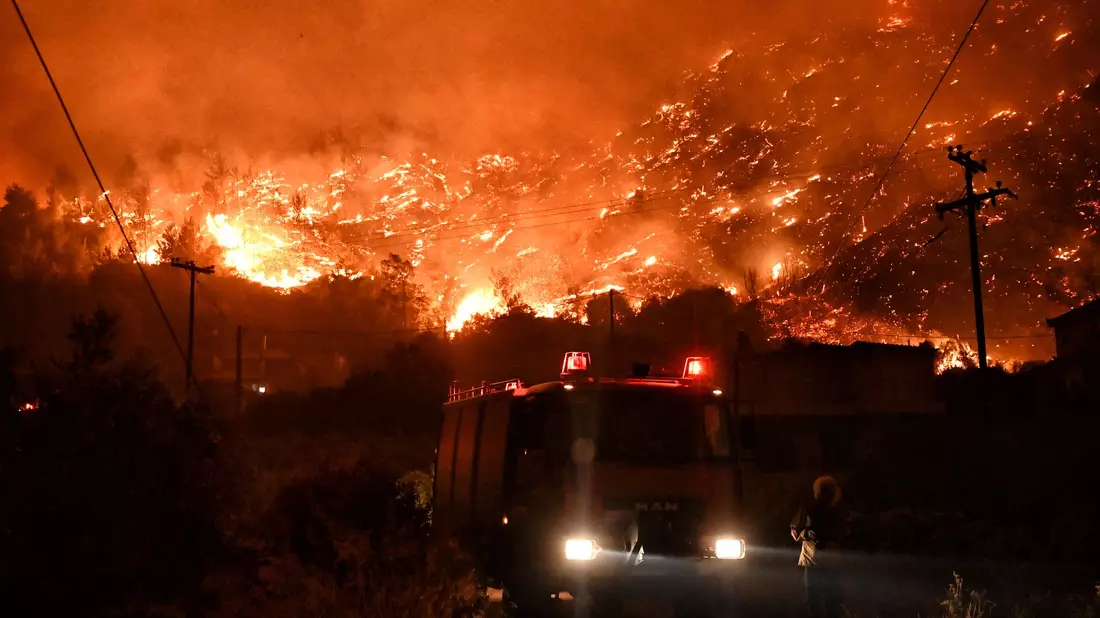Flammen färben den Himmel glutrot. - Bild: Uncredited/AP