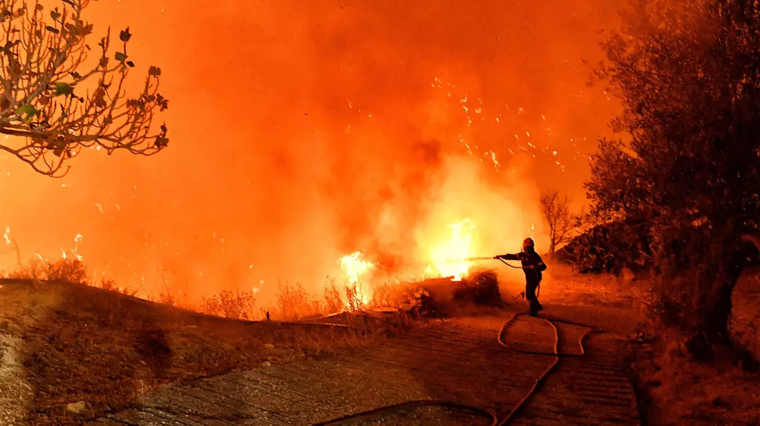 Der Kampf gegen die Flammen ist äußerst gefährlich. - Bild: Uncredited/AP/dpa