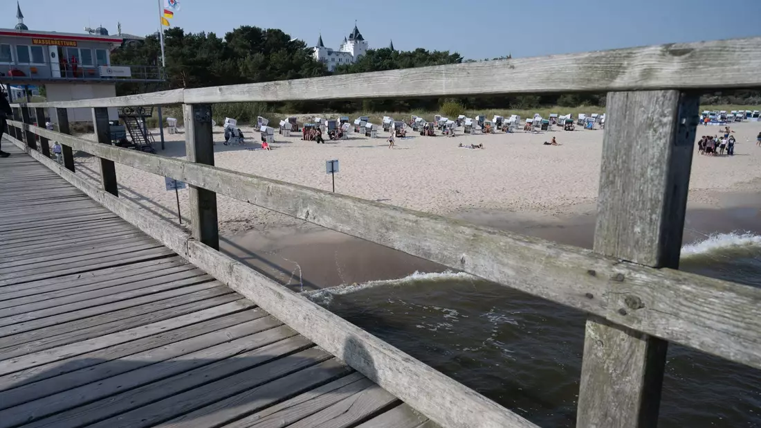 Wegen des Sturzes ihres Kindes von der dortigen Seebrücke wollte eine Brandenburgerin Geld von der Gemeinde Zinnowitz. (Archivbild) - Bild: Stefan Sauer/dpa