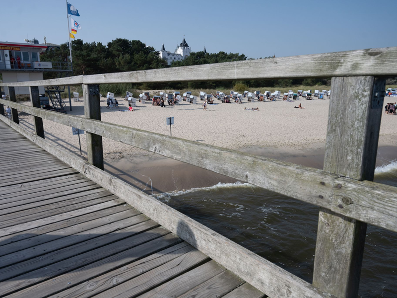 Wegen des Sturzes ihres Kindes von der dortigen Seebrücke wollte eine Brandenburgerin Geld von der Gemeinde Zinnowitz. (Archivbild) - Foto: Stefan Sauer/dpa