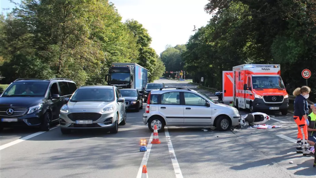 POL-RBK: Bergisch Gladbach - Zusammenstoß zwischen Pkw und Motorroller - Zwei Personen verletzt - Bild: presseportal.de