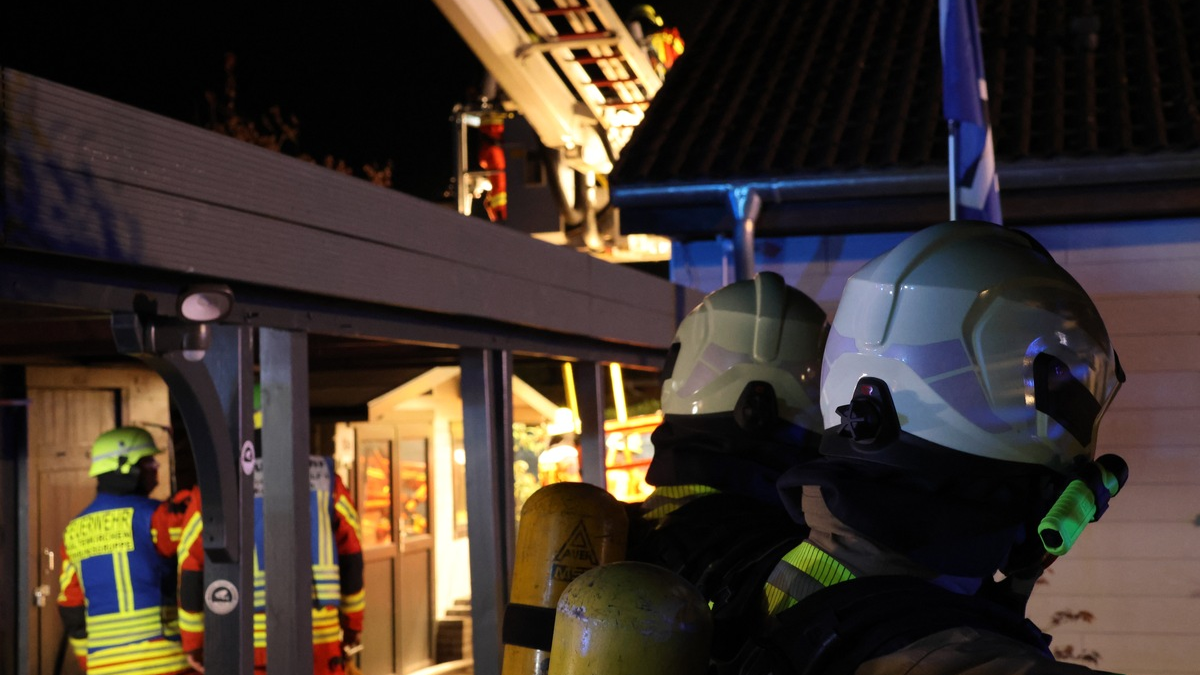 FW-SE: Feuer hinter einer Holzfassade eines Einfamilienhauses in Kaltenkirchen - Foto: presseportal.de