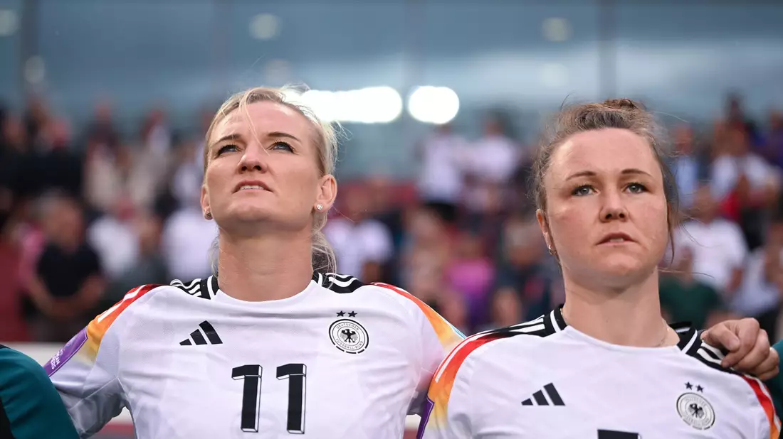 Nach Marina Hegering (r) tritt auch Alexandra Popp aus dem Nationalteam zurück  - Bild: Sebastian Christoph Gollnow/dpa