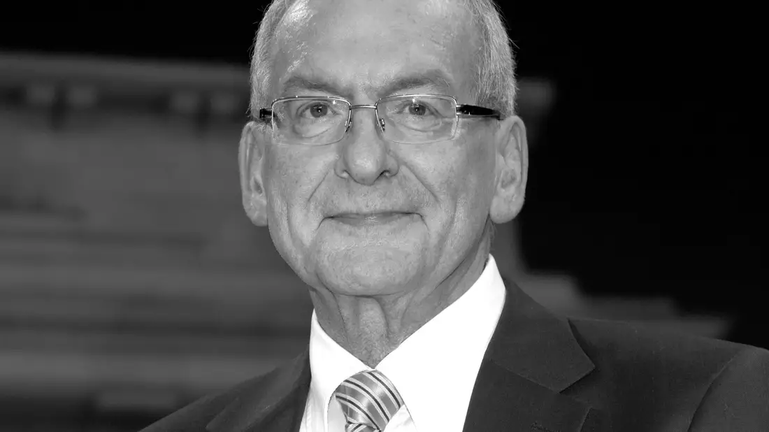 Peter Zwegat wurde durch die Sendung «Raus aus den Schulden» bekannt. (Archivfoto) - Bild: Karlheinz Schindler/dpa