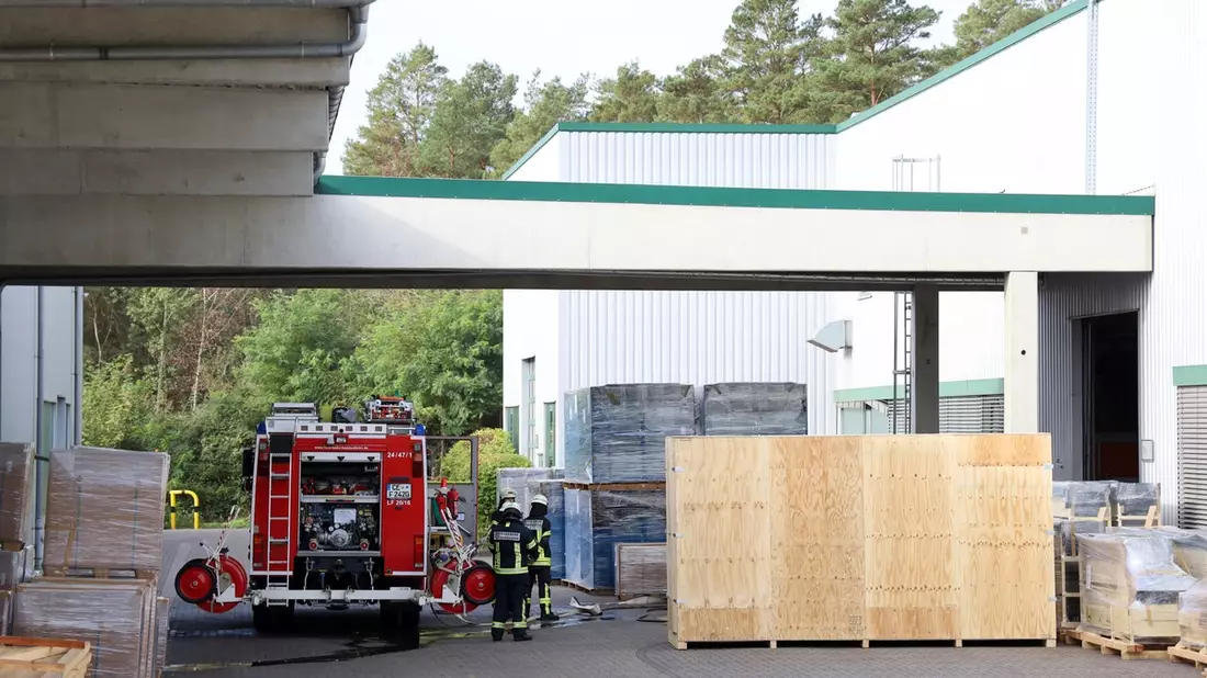 FW Hambühren: Brand in Maschinenbaubetrieb schnell unter Kontrolle / Mitarbeiter reagieren vorbildlich - Bild: presseportal.de
