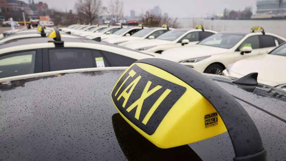 FreeNow konzentriert sich auf das Geschäft mit Taxis und erreicht damit die Gewinnzone. - Bild: Christian Charisius/dpa