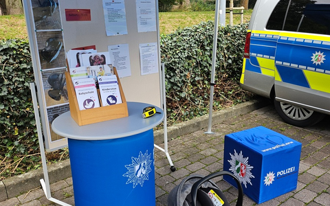 POL-HX: Kids im Sitz / Verkehrsexperten beraten zur richtigen Nutzung von Kindersitzen im Auto - Foto: presseportal.de