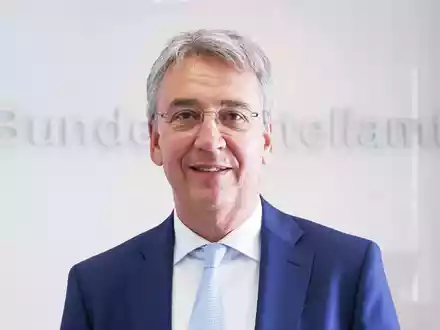 Andreas Mundt, Präsident des Bundeskartellamtes, sieht bei Microsoft eine «überragende marktübergreifende Bedeutung für den Wettbewerb» - Foto: Oliver Berg/dpa