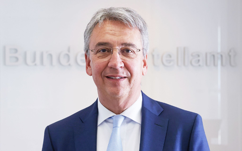 Andreas Mundt, Präsident des Bundeskartellamtes, sieht bei Microsoft eine «überragende marktübergreifende Bedeutung für den Wettbewerb» - Foto: Oliver Berg/dpa