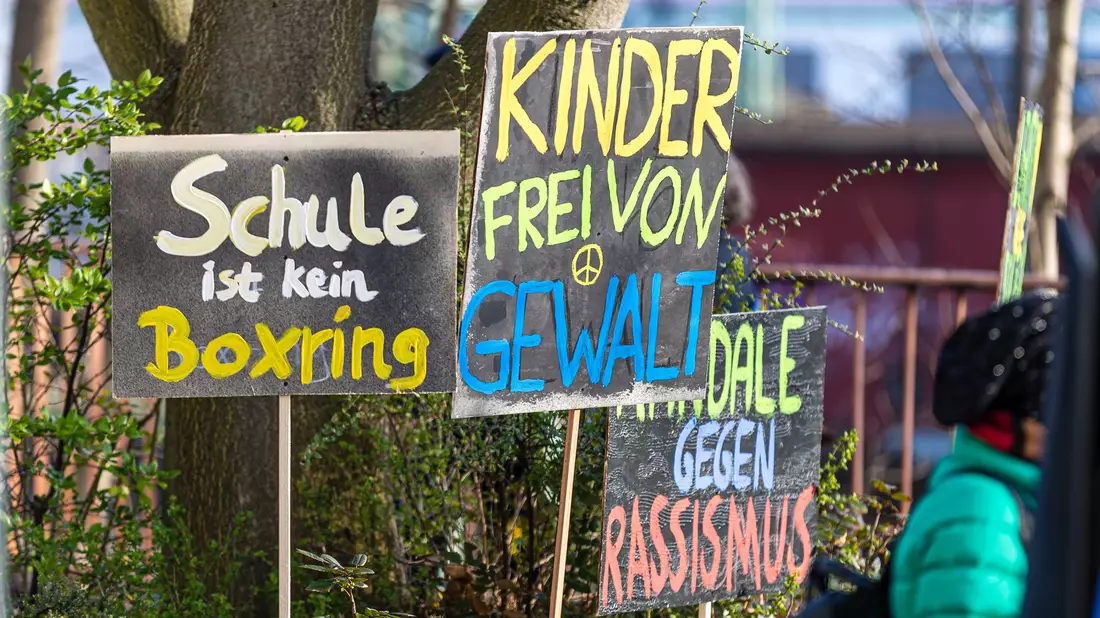 Mobbing unter Schülerinnen und Schülern kommt Lehrern zufolge oft vor. Archivbild - Bild: Frank Hammerschmidt/dpa