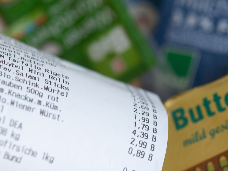 Die Inflation in Deutschland belastet viele Verbraucher. Symbolbild) - Foto: Hendrik Schmidt/dpa