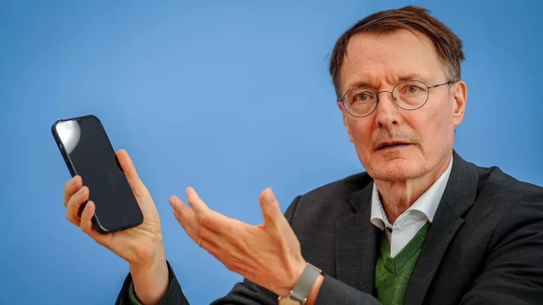 Gesundheitsminister Karl Lauterbach (SPD) wirbt für die E-Patientenakte.(Archivbild) - Bild: Kay Nietfeld/dpa