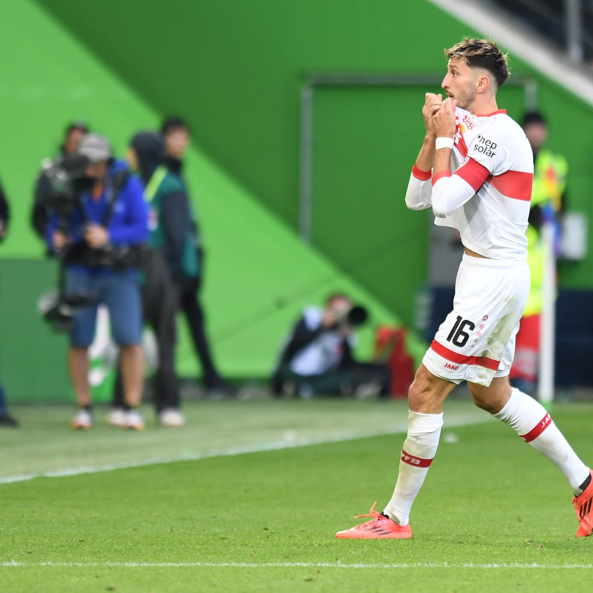 Aufreger in Wolfsburg: Die Gelb-Rote Karte gegen Stuttgarts Atakan Karazor. - Foto: Swen Pförtner/dpa