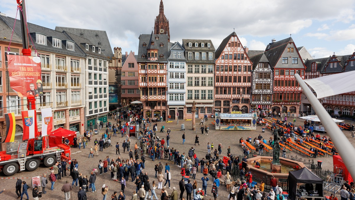 FW-F: 150 Jahre Feuerwehr Frankfurt: Erfolgreicher Aktionstag und bewegender Festakt - Foto: presseportal.de