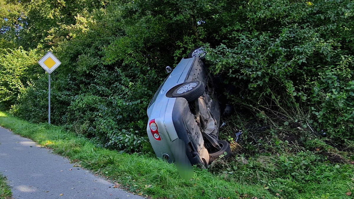 FFW Schiffdorf: Pkw kommt von Straße ab - Fahrzeug bleibt auf der Seite liegen - Foto: presseportal.de