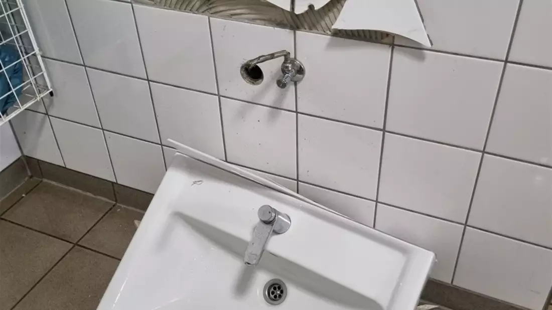 POL-COE: Billerbeck, An der Kolvenburg/ Waschbecken und Fliesen beschädigt - Bild: presseportal.de