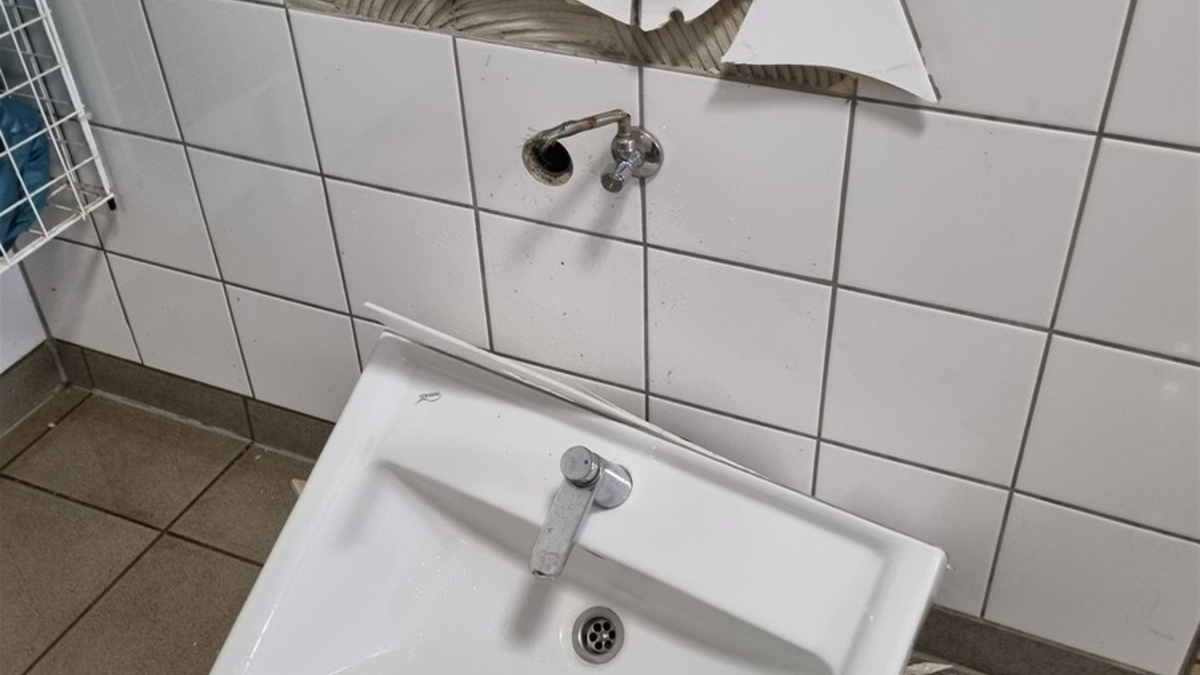 POL-COE: Billerbeck, An der Kolvenburg/ Waschbecken und Fliesen beschädigt - Foto: presseportal.de