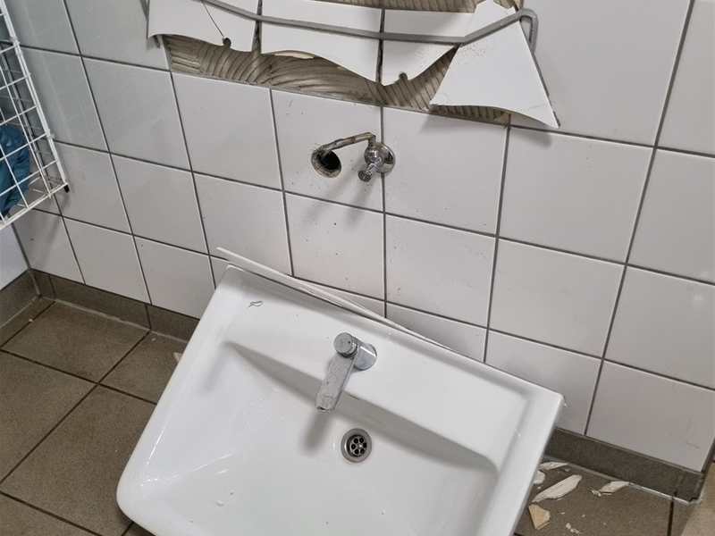 POL-COE: Billerbeck, An der Kolvenburg/ Waschbecken und Fliesen beschädigt - Foto: presseportal.de