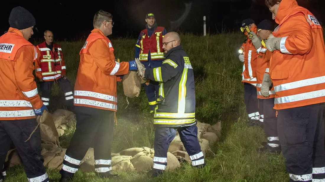 FW Lüchow-Dannenberg: Großübung in Lüchow-Dannenberg - Feuerwehren, DRK und THW üben gemeinsam mehrere Szenarien - Bild: presseportal.de