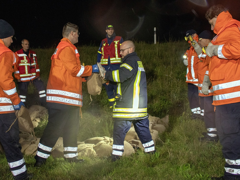 FW Lüchow-Dannenberg: Großübung in Lüchow-Dannenberg - Feuerwehren, DRK und THW üben gemeinsam mehrere Szenarien - Foto: presseportal.de