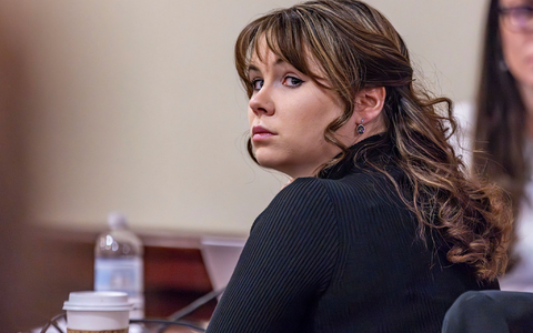 Die Waffenmeisterin scheitert mit ihrem Antrag auf Freilassung. (Archivbild) - Foto: Luis Sánchez Saturno/Pool Santa Fe New Mexican/AP Die Waffenmeisterin scheitert mit ihrem Antrag auf Freilassung. (Archivbild) - Foto: Luis Sánchez Saturno/Pool Santa Fe New Mexican/AP