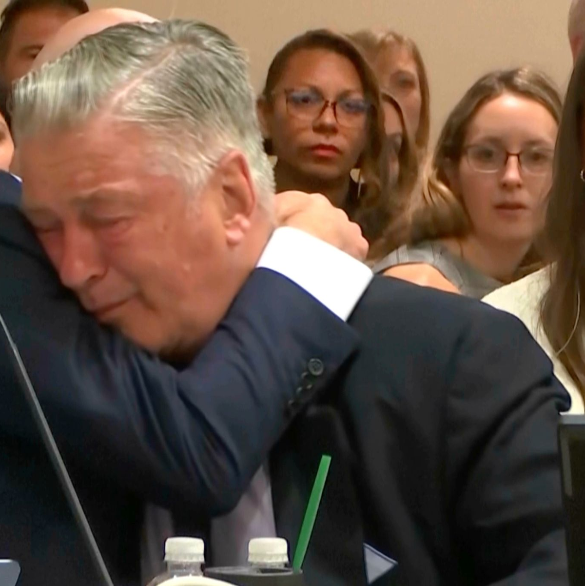 Alec Baldwin weint im Gerichtssaal Tränen der Erleichterung. (Archivbild) - Foto: -/Pool Video via AP/dpa