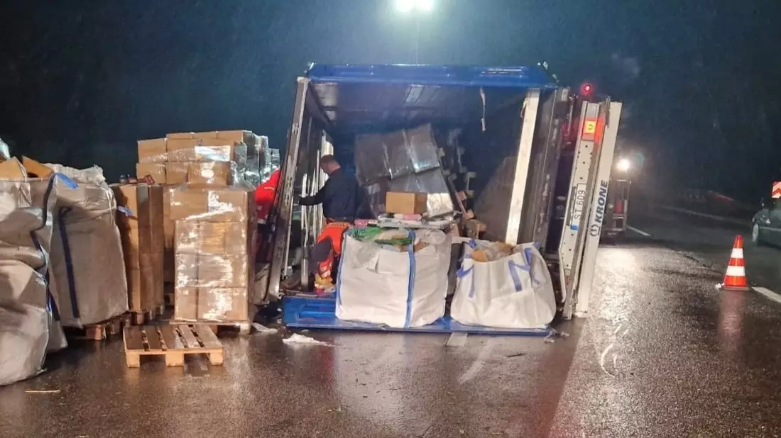 POL-WI: Verkehrsunfall mit umgestürztem Sattelzug und verletztem Fahrer - Bild: presseportal.de