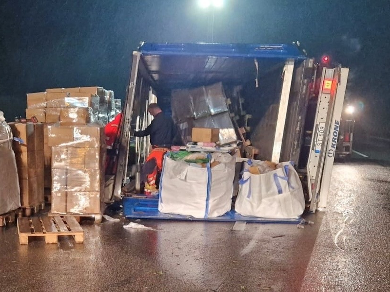 POL-WI: Verkehrsunfall mit umgestürztem Sattelzug und verletztem Fahrer - Foto: presseportal.de