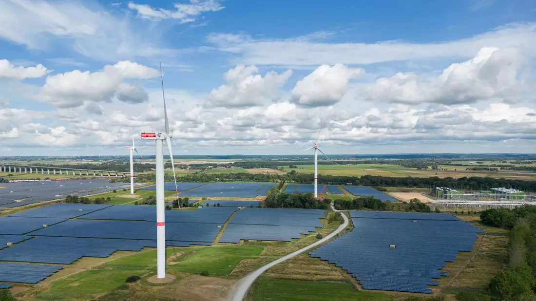 Fast 90 Prozent der Bevölkerung äußern Zustimmung zum Ausbau erneuerbarer Energien. Der Wert ist in den vergangenen Jahren stabil geblieben. (Symbolbild) - Bild: Daniel Reinhardt/dpa