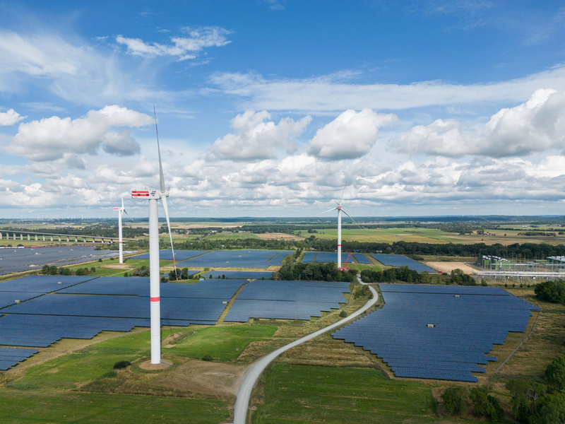 Mehr als jede zweite in Deutschland verbrauchte Kilowattstunde Strom stammt 2024 bislang aus erneuerbaren Quellen. - Foto: Daniel Reinhardt/dpa