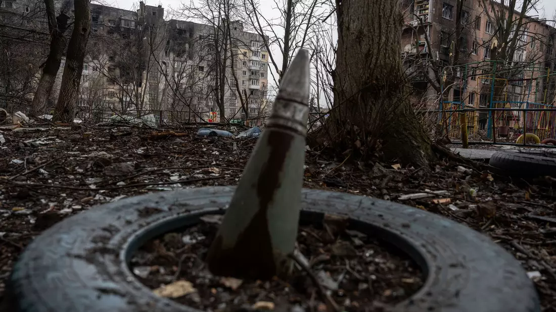 Seit 2022 ist die ostukrainische Bergarbeiterstadt Wuhledar umkämpft. Russische Truppen stehen jetzt kurz vor der Eroberung der Kleinstadt. (Archivbild) - Bild: Evgeniy Maloletka/AP/dpa