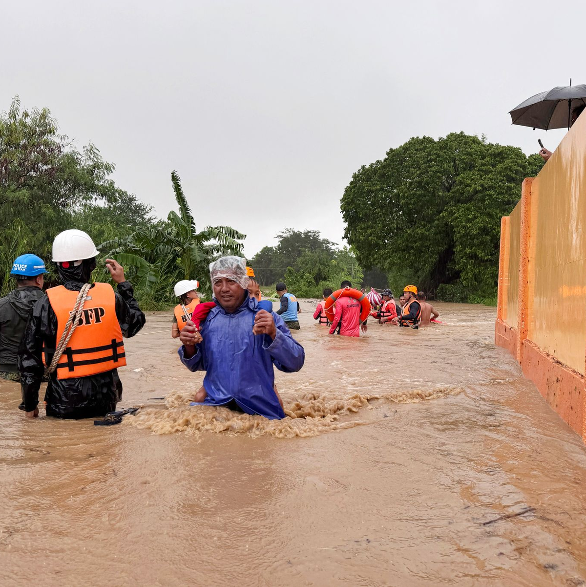 Betroffen ist vor allem der Norden der Philippinen. - Foto: Bernie Dela Cruz/AP/dpa