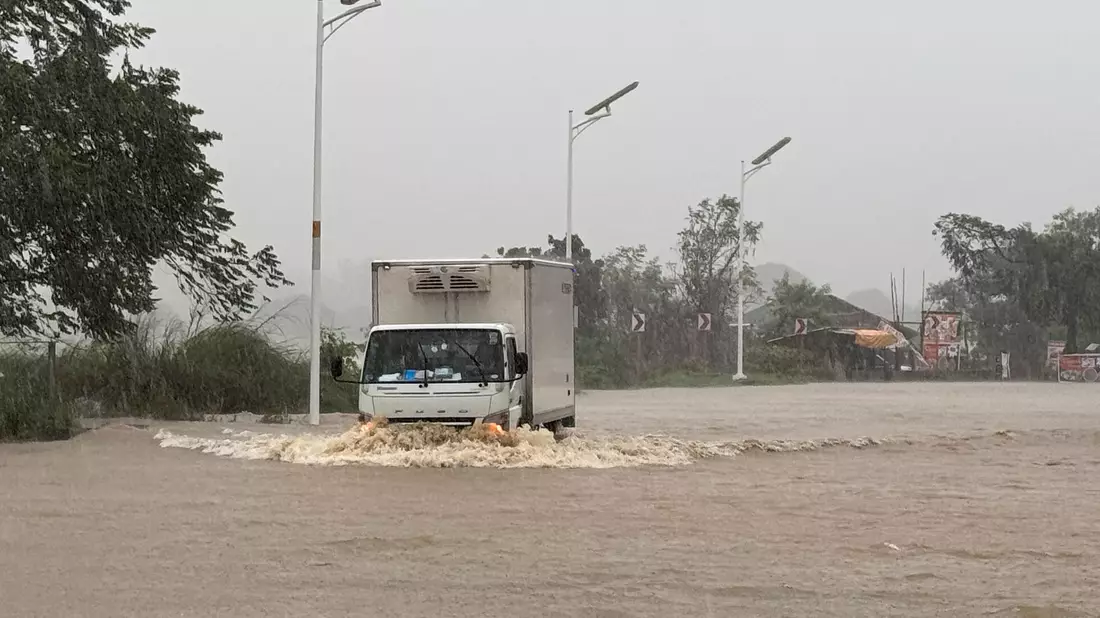Die Menschen wateten vielerorts durch hüfthohe Wassermassen. - Bild: Bernie Dela Cruz/AP