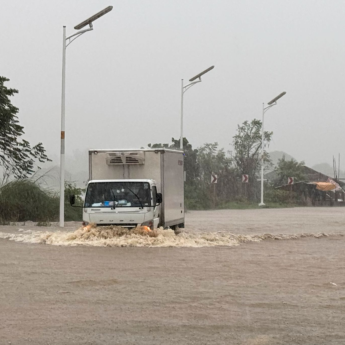 Die Menschen wateten vielerorts durch hüfthohe Wassermassen. - Foto: Bernie Dela Cruz/AP