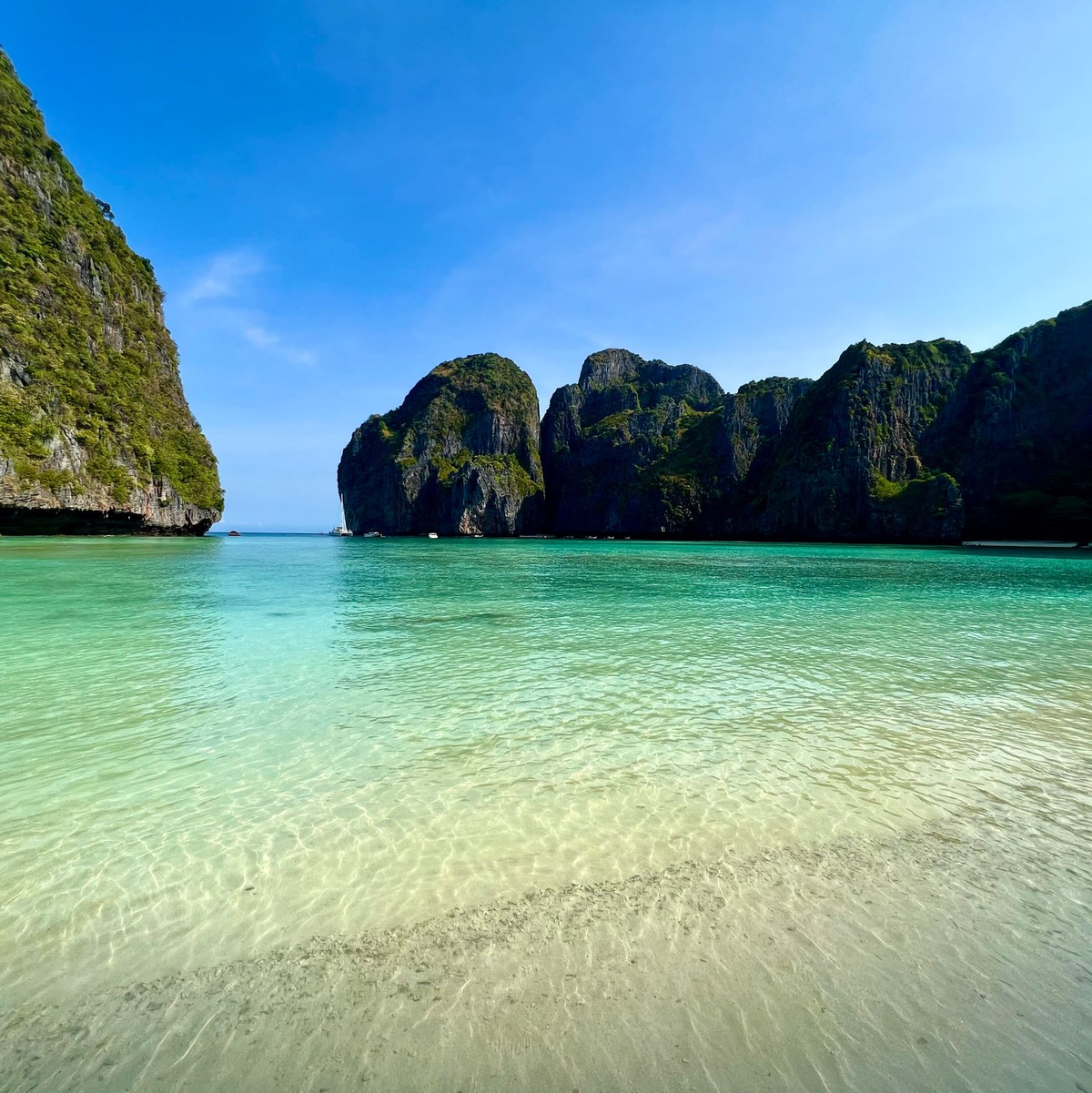Viele Touristen kommen mit solchen traditionellen Booten zur weltberühmten Bucht. (Archivbild) - Foto: Carola Frentzen/dpa